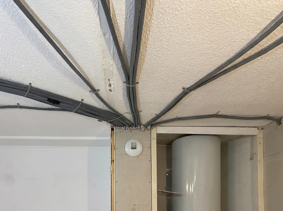 Intérieur d'un local technique en cours d'installation