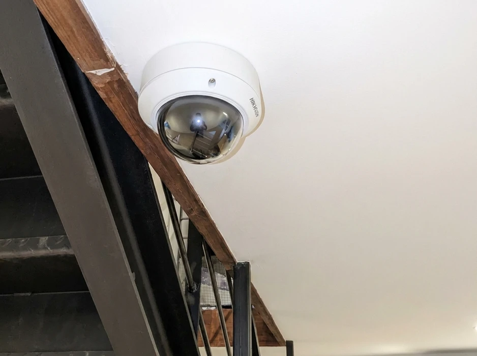 Couloir intérieur d'immeuble, vue en contre-plongée depuis une cage d'escalier