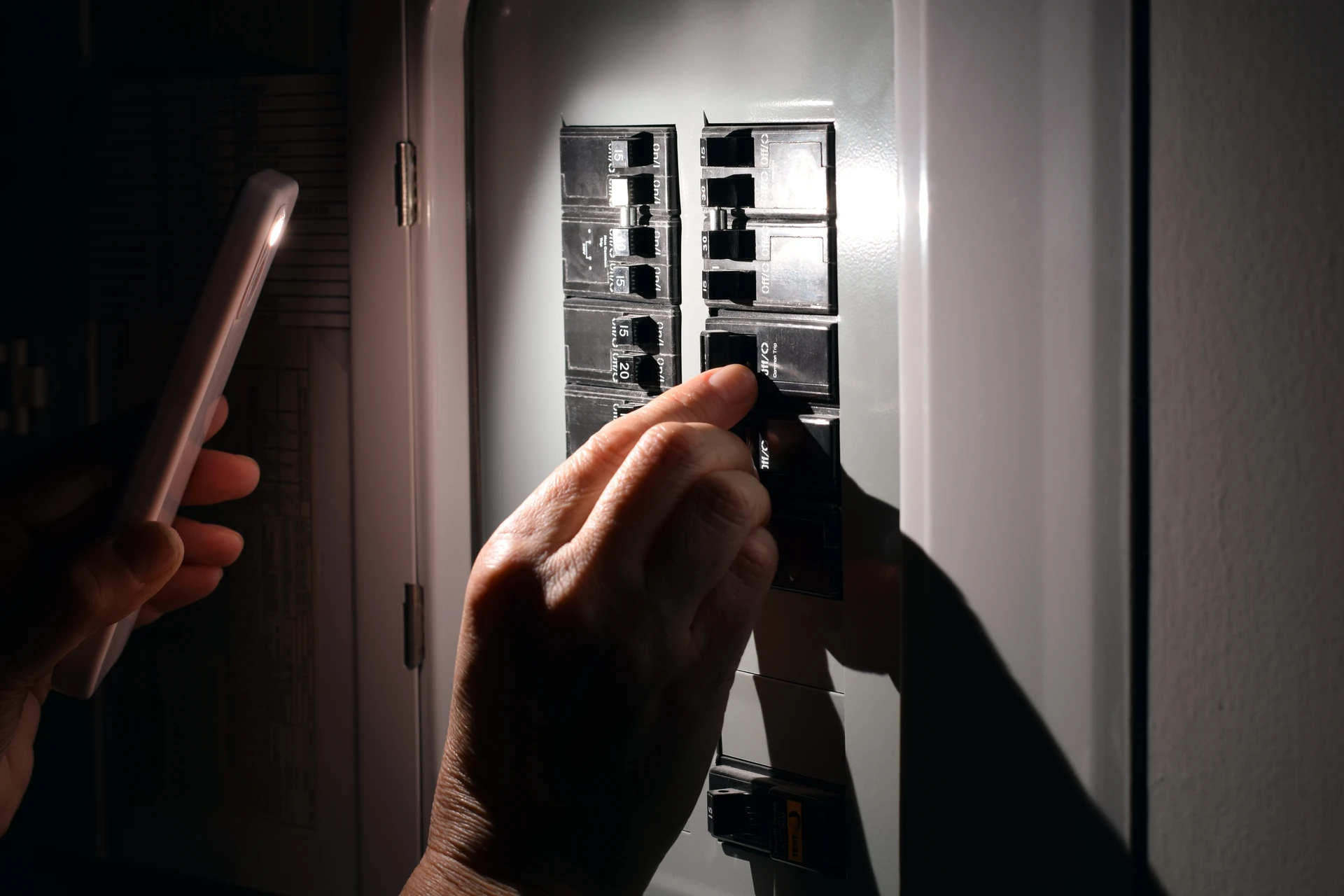 Salle de réunion moderne vue à travers une cloison vitrée à châssis métallique noir
