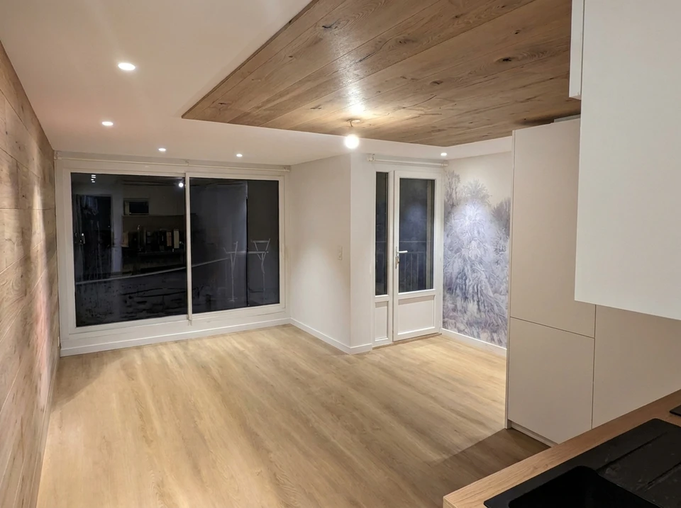 Cuisine moderne ouverte sur salle à manger