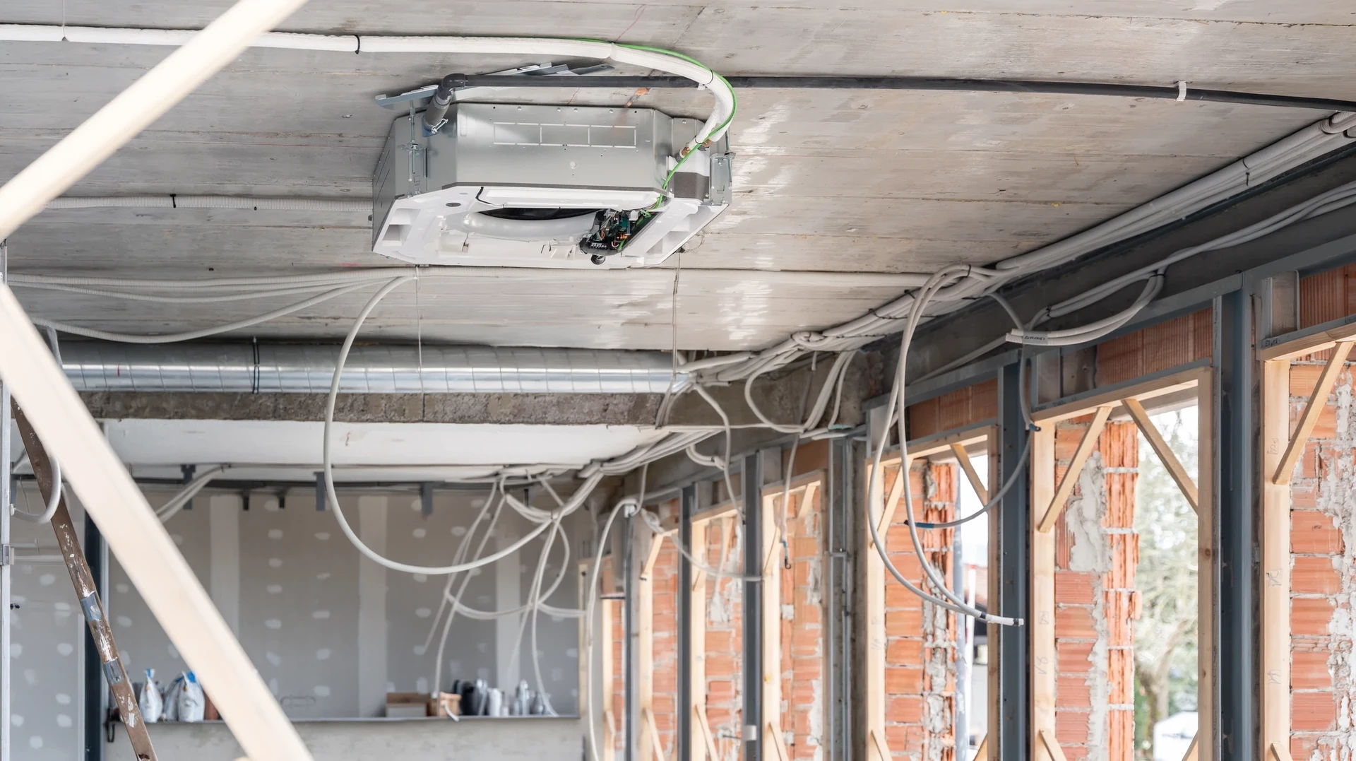 Salle de réunion moderne vue à travers une cloison vitrée à châssis métallique noir