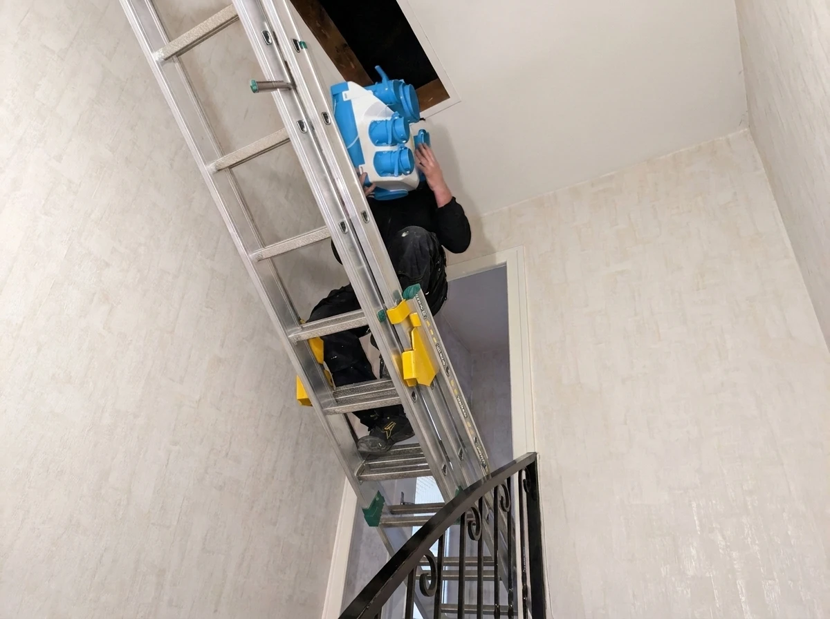 Intérieur résidentiel avec plafond suspendu à caissons lumineux intégrés