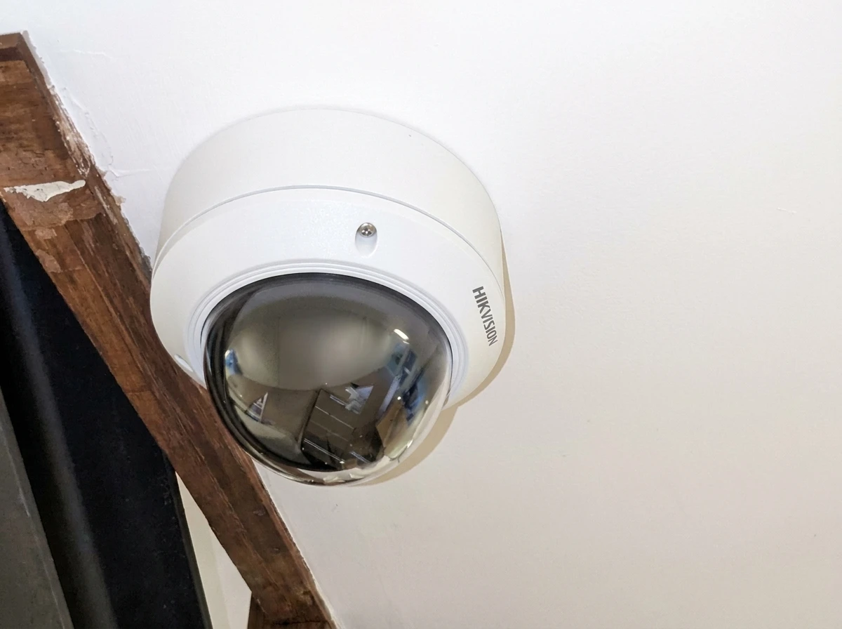 Intérieur résidentiel moderne avec plafond suspendu à éclairage indirect