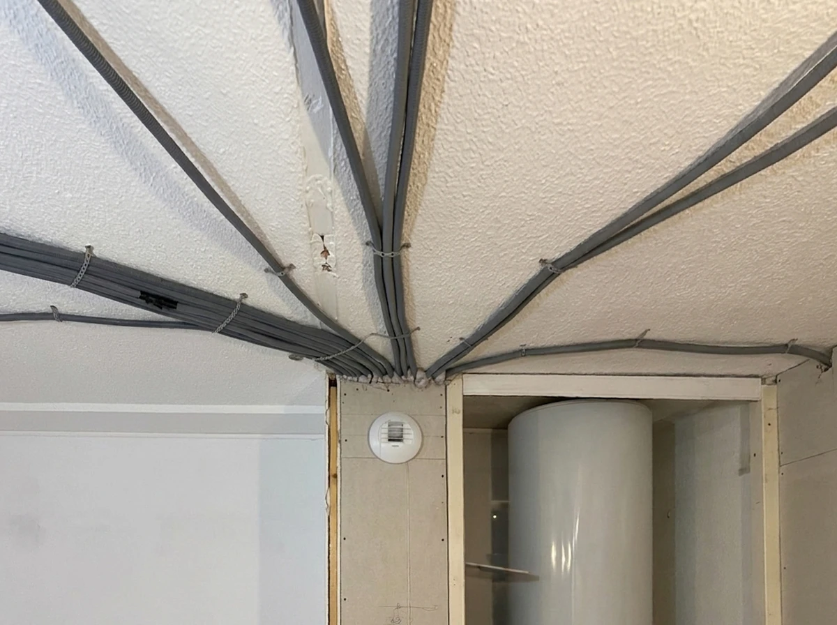Intérieur résidentiel moderne avec plafond à caissons illuminés par éclairage LED intégré